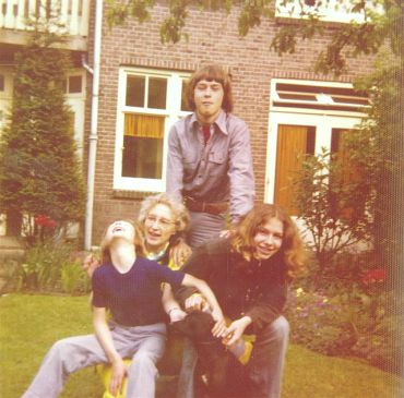Bij_Oma_Stien_in_de_tuin_1972 (32k image)
