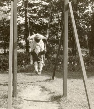 KRik_en_Sacco_op_de_schommel_1962 (40k image)