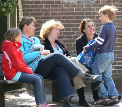 moeders en zoon en oh ja.... zusje bij?