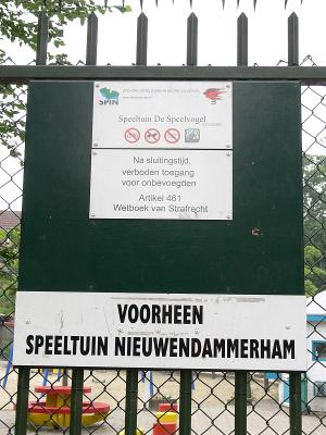 op het hek